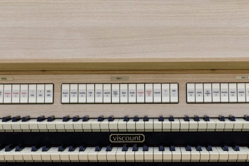 Viscount DOMUS 4 – Дву-мануален литургичен църковен орган с Physis Plus технология, 32 органови регистра, 3 оркестрови гласа, 3000 запаметявания, дървен капак и 4x150W усилване