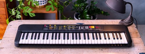 Yamaha PSR-F52 Tragbares Elektronisches Keyboard – 61 Tasten 32-stimmige Polyphonie 136 Klangfarben inkl. regionale Klänge integrierte Begleitstile
