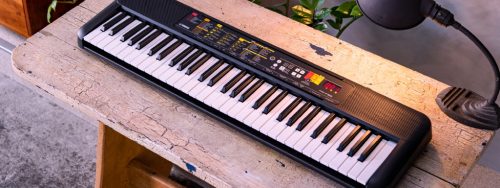 Yamaha PSR-F52 Tragbares Elektronisches Keyboard – 61 Tasten 32-stimmige Polyphonie 136 Klangfarben inkl. regionale Klänge integrierte Begleitstile