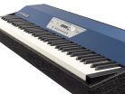 Crumar Seventeen Digitalpiano mit virtueller Modellierung – 73 Hammer-Tasten, Hybrid-Sound, Tolex schwarz/blau