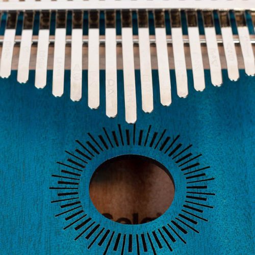 SEL249 Sela  kalimba 'Mahogany 17' blue