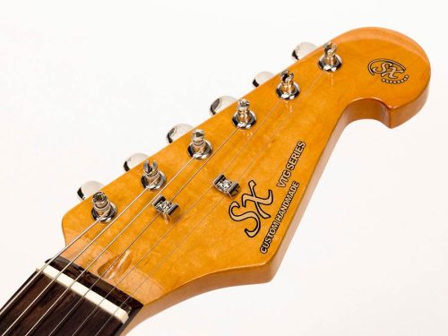 SX SST62-BK Retro Series E-Gitarre – 62er Vintage Stil, 3 Single Coils, Vintage Tremolo, Schwarz Hochglanz, mit Gigbag